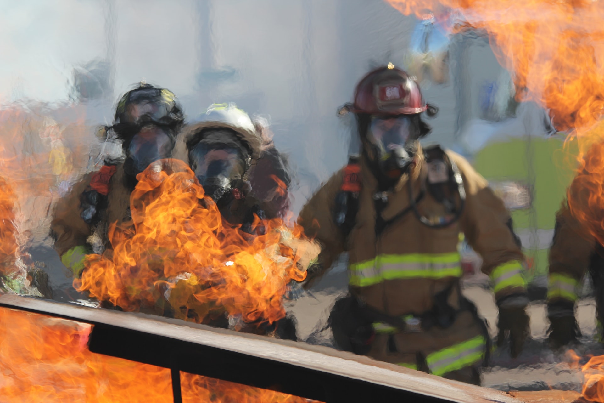 los bomberos luchan contra las llamas del accidente de un camión de 18 ruedas