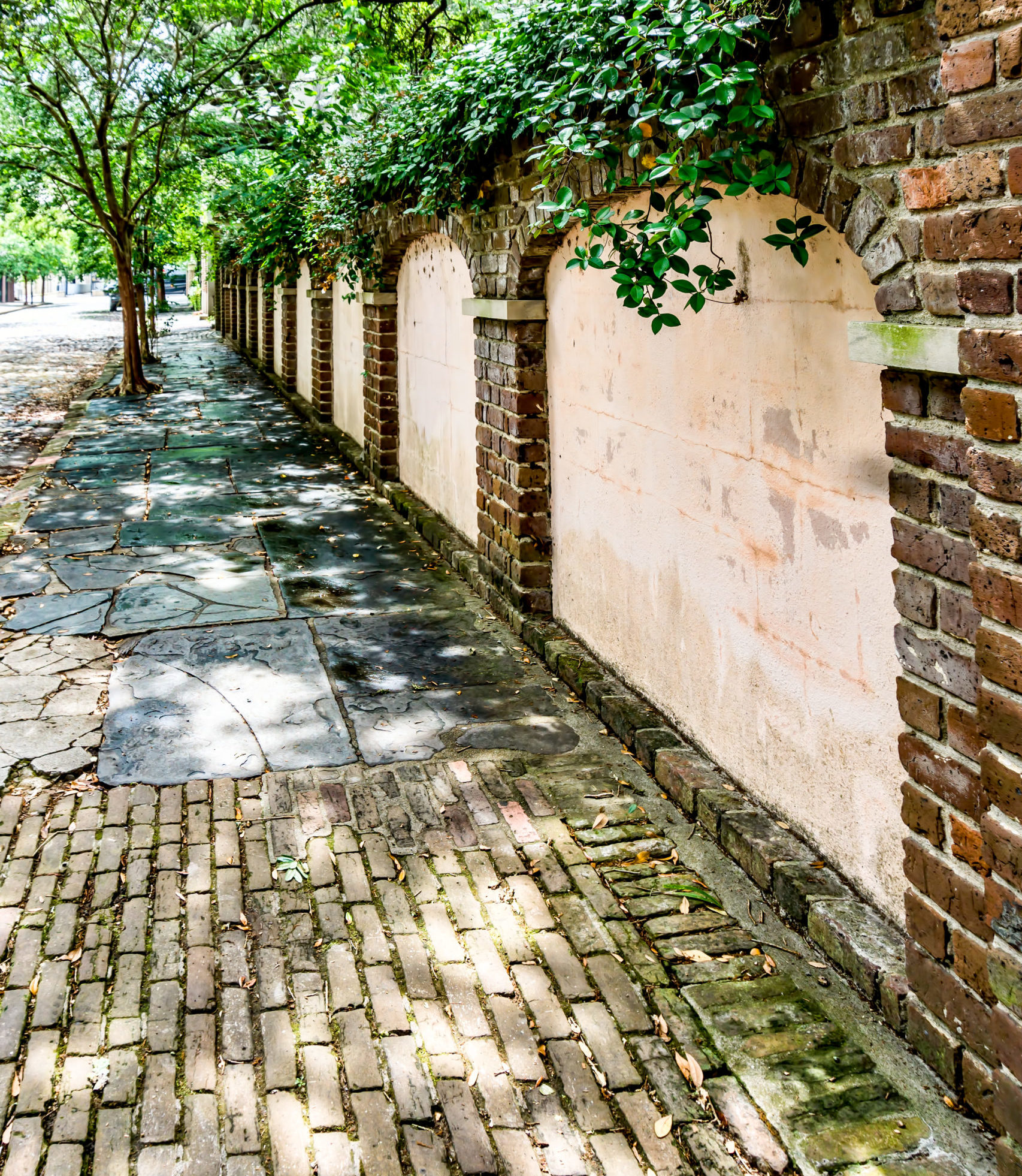 Charleston Las aceras de SC pueden ser un peligro para caminar. Los adoquines históricos, la pizarra, la piedra y otras superficies irregulares contribuyen a que se produzcan lesiones por resbalones, tropiezos y caídas.