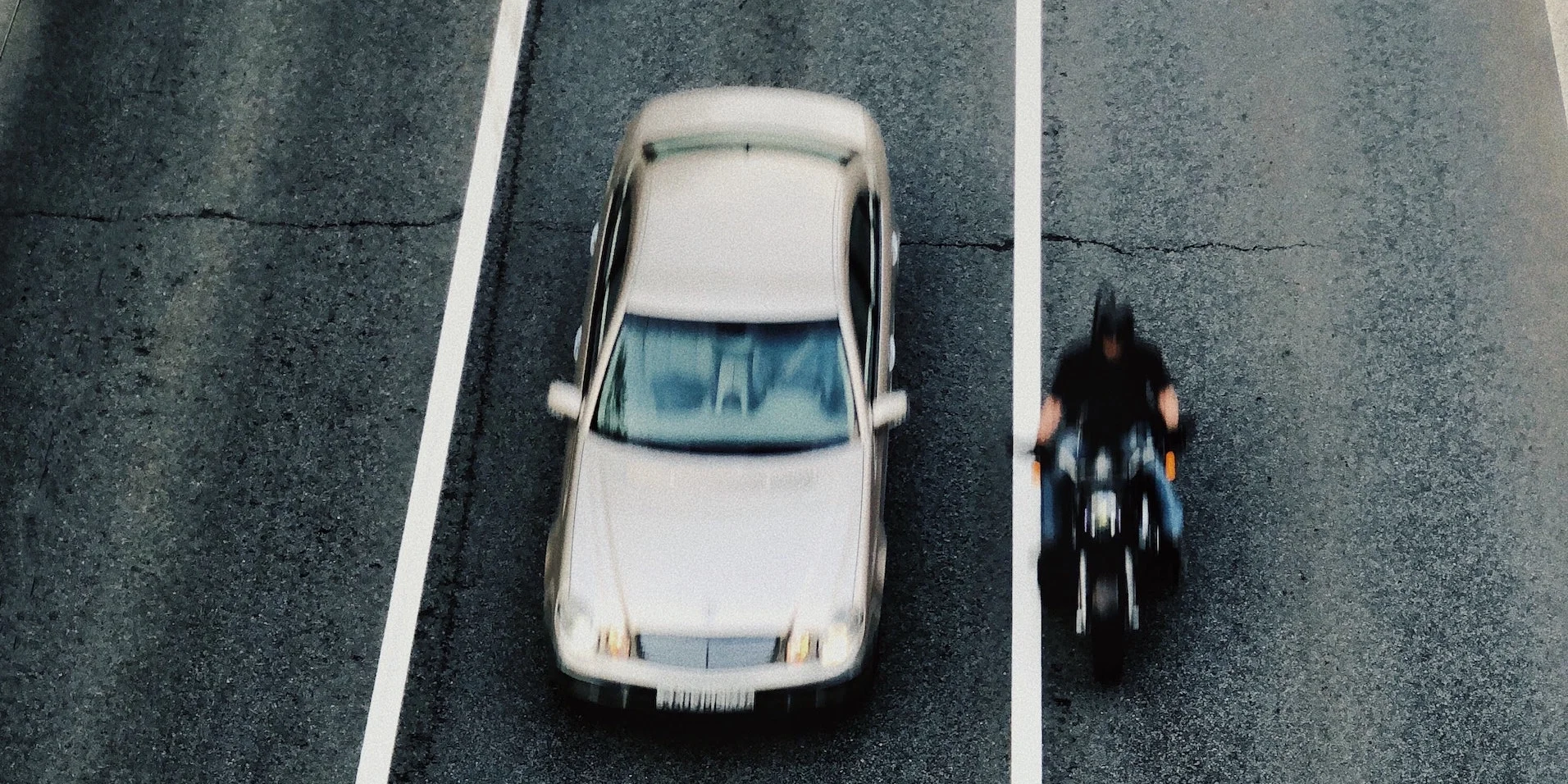 South Carolina La ley prohíbe a los motoristas "compartir carril" o apretar sus motos junto a otros vehículos en el mismo carril. Sin embargo, la ley permite "compartir carril" con otra motocicleta. Esto es lo que deben saber los motoristas de la South Carolina.